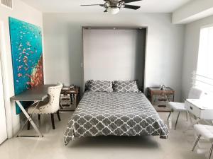 Heart of South Beach / Modern Apartment / Ocean Drive - Carlyle में एक कमरे में एक या कई बेड