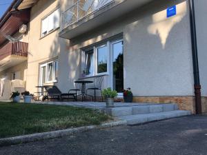 une maison avec une terrasse et une table sur le côté dans l'établissement Apartments Nuna, à Krapinske Toplice