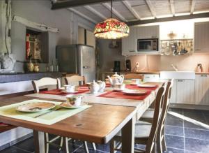 A kitchen or kitchenette at Cosy Authentic Farmhouse - LaComte5