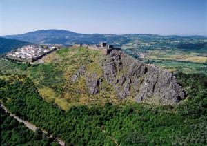 um castelo no topo de uma montanha em Casa da Arvore em Marvão