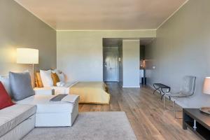 Uma área de estar em BEACHFRONT Cascais,Estoril Apartment