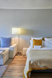 Cama ou camas em um quarto em BEACHFRONT Cascais,Estoril Apartment