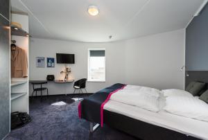 una camera con letto e scrivania di Cabinn Copenhagen a Copenaghen