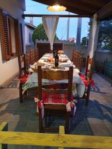 a dining room table with food and drinks on it at B&B Perdalonga in Ghilarza