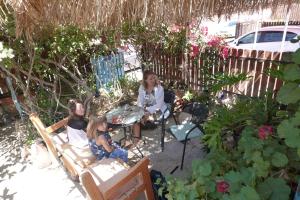 drie vrouwen in stoelen in een tuin bij Or Gani in Arad