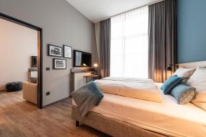 Un pat sau paturi într-o cameră la HARBR. hotel Heilbronn