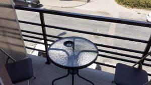 een tafel op een balkon met uitzicht op een straat bij Sunshine in Gevgelija