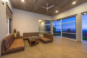 Istumisnurk majutusasutuses SaffronStays Serenity, Igatpuri