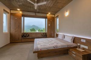 Voodi või voodid majutusasutuse SaffronStays Serenity, Igatpuri toas