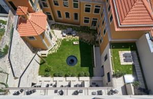 una vista aérea de un patio en un edificio en PortoBay Flores, en Oporto