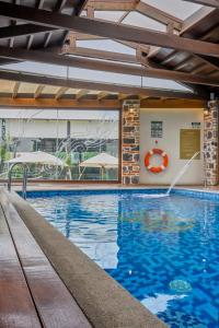 una piscina con fontana in un edificio di Casona de los Sapos Hotel Boutique a Puebla