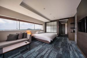 Кровать или кровати в номере Golden Tulip Jeju Seongsan Hotel