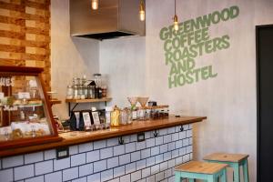 Все необхідне для приготування чаю та кави в Greenwood Hostel