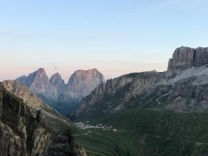 una vista sulle montagne di una valle in montagna di Hotel Savoia a Canazei