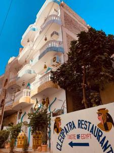 un bâtiment avec un panneau devant lui dans l'établissement Cleopatra Hotel Luxor, à Louxor