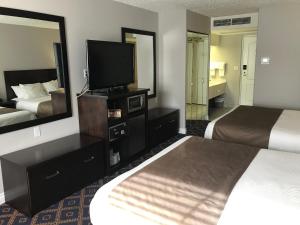 Tempat tidur dalam kamar di Chateau Louis Hotel & Conference Centre