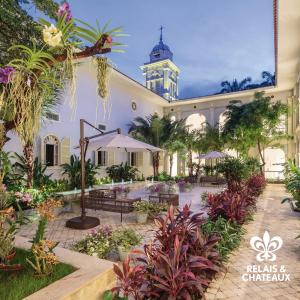 Un jardín fuera de Hotel del Parque