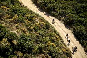 Eine Gruppe von Menschen, die Motorrad fahren auf einer unbefestigten Straße in der Unterkunft ROBINSON KYLLINI BEACH - All Inclusive in Kyllini