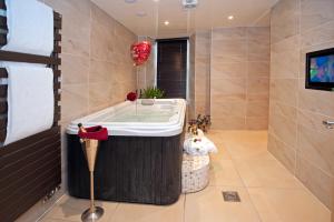 Windermere Boutique Hotel Spa Suites & Hot Tubs 욕실