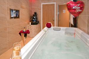 Windermere Boutique Hotel Spa Suites & Hot Tubs 욕실