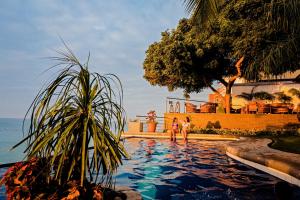 two people standing in a pool at a resort at Hotel Vistalmar in Manta