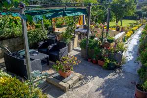 un jardín con mesa, sillas y macetas en Hotel Estoril Porto, en Oporto