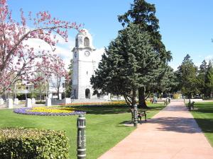 un edificio con una torre dell'orologio in un parco di Jack's Backpackers a Blenheim