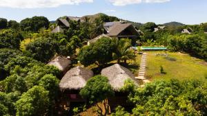 een luchtzicht op een resort met rieten daken bij JJ ET EUPHRASIE Lodge in Nosy Be