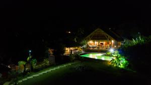 een huis met een zwembad in de nacht bij JJ ET EUPHRASIE Lodge in Nosy Be