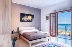 A bed or beds in a room at B&B Una Terrazza sul Golfo di Sferracavallo