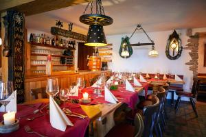 Un restaurant u otro lugar para comer en Hotel Gasthof zur Post