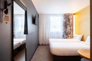 Cama ou camas em um quarto em B&B HOTEL Igny Palaiseau