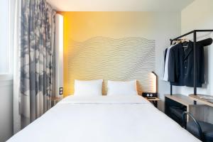 Cama ou camas em um quarto em B&B HOTEL Igny Palaiseau