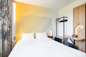 Cama ou camas em um quarto em B&B HOTEL Igny Palaiseau