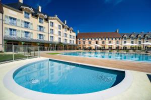 Kolam renang di atau di dekat Staycity Aparthotels near Disneyland Paris