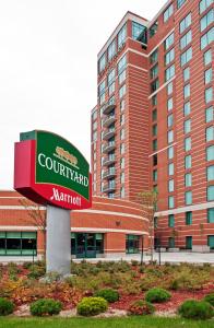 une pancarte donnant sur la cour devant un bâtiment dans l'établissement Courtyard by Marriott Ottawa East, à Ottawa