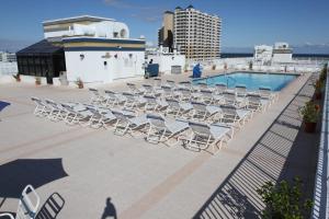 uma fila de espreguiçadeiras no telhado de um edifício em Princess Bayside Beach Hotel em Ocean City