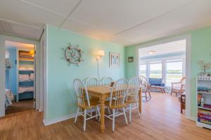 een eetkamer met een tafel en stoelen bij The Eastern Avenue Cottage in Wells Beach