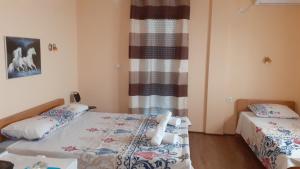 een slaapkamer met 2 bedden en een raam bij Sunshine in Gevgelija