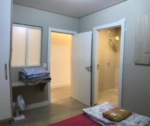 una camera con porta, letto e specchio di Piemont Hotel a Curitiba