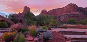 een tuin met bergen op de achtergrond bij zonsondergang bij Red Agave Resort in Sedona