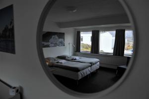 Nuuk City Hostel في نوك: غرفة نوم بسرير ومرآة