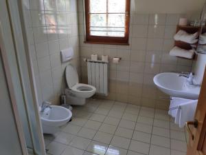 ein Bad mit einem WC und einem Waschbecken in der Unterkunft Antela, 142 m2 appartment for 12 person in Mariborsko Pohorje in Hočko Pohorje