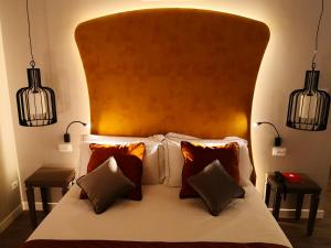 um quarto com uma cama com uma cabeceira e duas luzes em Hotel Campo Marzio em Vicenza