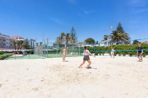 un gruppo di persone che giocano a pallavolo su una spiaggia di Hipotels Flamenco Conil a Conil de la Frontera