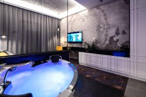 Телевизия и/или развлекателен център в Starowiślna VIP Apartamenty JACUZZI