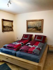 Una cama o camas en una habitación de LUXURIÖSE FERIENWOHNUNG CONFLUENTIA IN DER KOBLENZER ALTSTADT