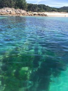 HioにあるCasa de Rilo ,para 6/8 en la Playa de Nergaの海水浴場を背景にした大量の水