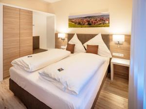 Tempat tidur dalam kamar di Hotel Berkheimer Hof