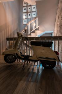 uma scooter estacionada num quarto ao lado de uma escada em Residenza del Borgo em Bérgamo